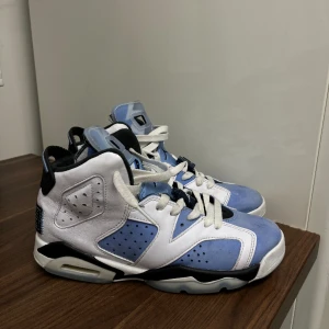 Air Jordan 6 ”Unc” - Fina Jordan 6or som aldrig använts längre och det är anledningen till att jag säljer dem. De är i väldigt bra skick och vädligt sköna, passar perfekt nu när sommaren kommer. För frågor eller fler bilder kontakta privat. Fri frakt📦