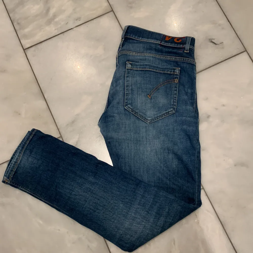 Dondup George jeans i fint men ändå slitet skick som man vill åt  Strl 34 skinnet fit så sitter väldigt bra om( Dondup har större är liten i storlek)  Kontaktad via pm . Jeans & Byxor.