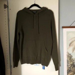 100% KASHMIR TRÖJA - säljer denna stilrena 100% Kashmir tröja i olivgrön som är helt ny 10/10 kvalle🤩🔥 den är köpt på ESTHEME CASHMERE🙌storleken är s men passar även m, ni är välkomna med frågor och funderingar😁