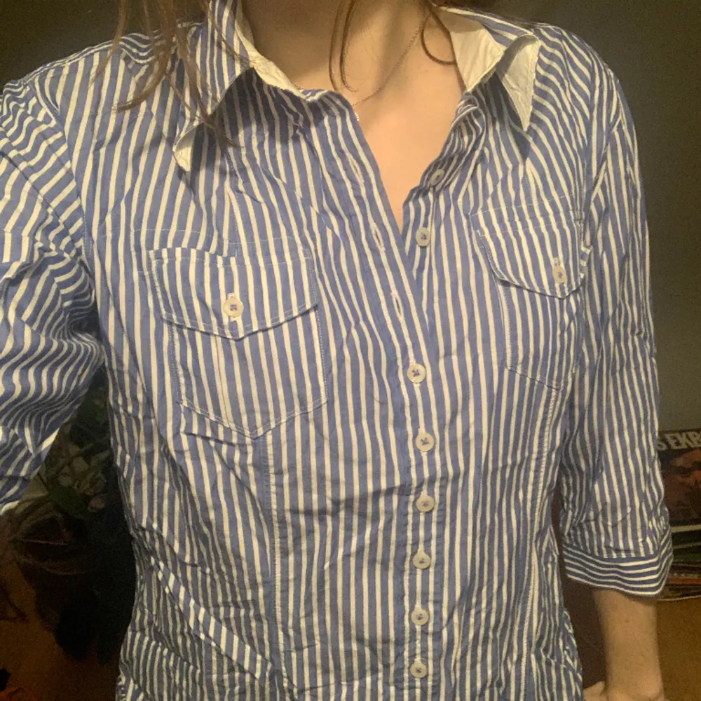 Fin blå och vit skjorta eller blus från The Shirt Factory. Köpt secondhand men aldrig använd! Lite skrynklig, men inget som inte går att stryka! Perfekt till sommaren! Skriv frågor❤️. Blusar.