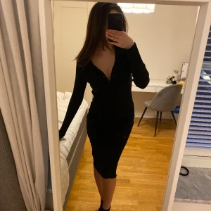 Klänning  - Långklänning från zara med knappar upptill. Lite för stor på mig! 