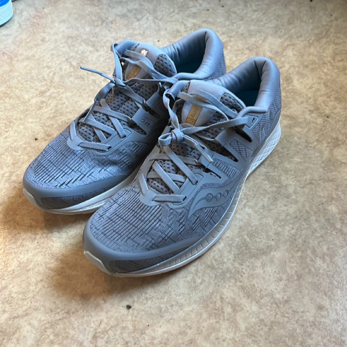 2 par Saucony löparskor - 90