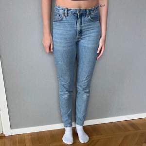 Högmidjade mom jeans från Monki i en snygg lite ljusare jeanstvätt. Så himla fina till våren 🌷 storlek 27, skulle säga att de är som 36 ungefär i storleken. Sitter så bra! Tyvärr har de inte blivit använda på ett tag och behöver en ny ägare 🩵