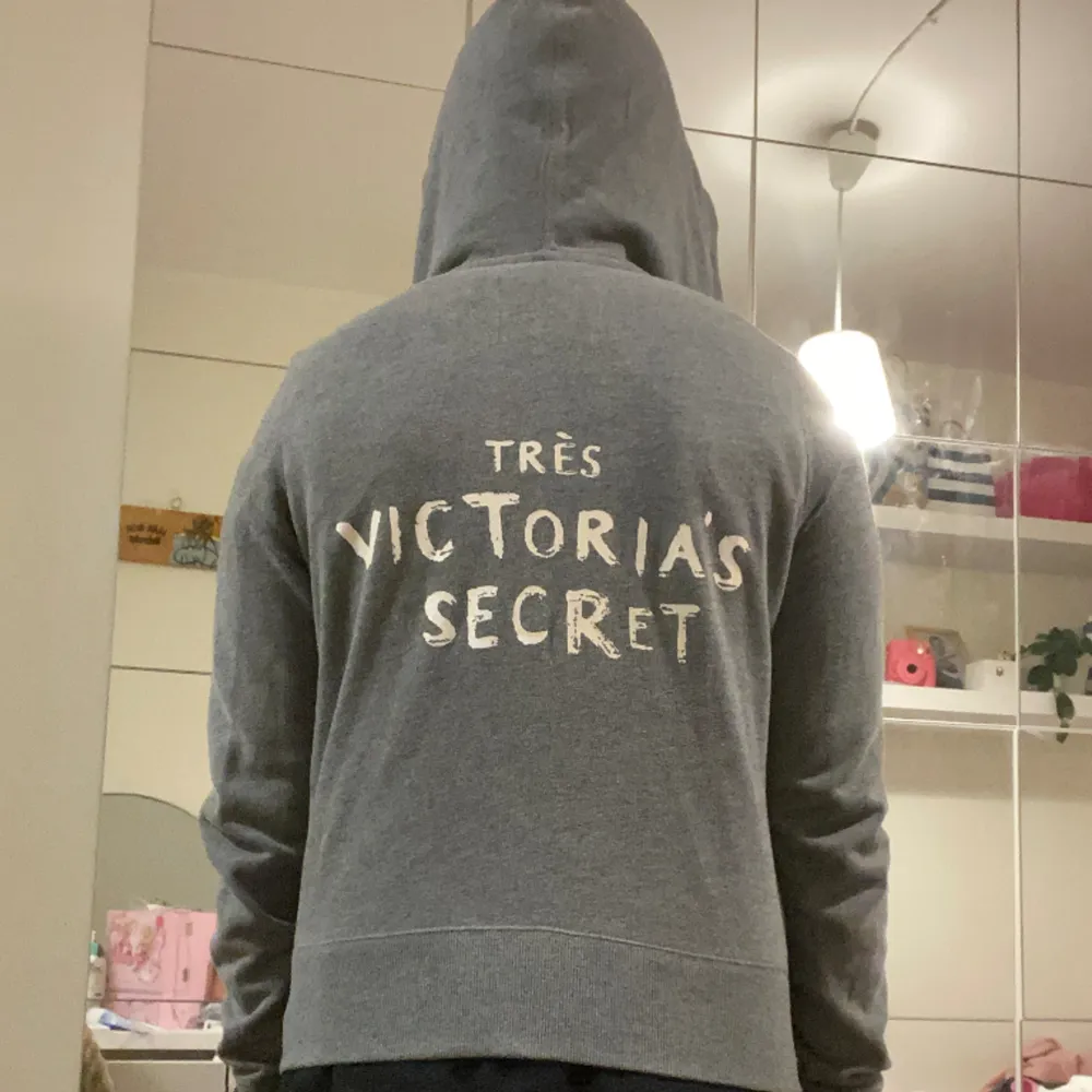 Jättefin grå hoodie frpn Victorias secret som jag köpte av Vinted. Stpr ”Trés Victorias Secret” på ryggen, några vita färg fläckor på högra handleden och dragkedjan är sönder :( jätte snygg men kommer it till använding❤️. Hoodies.