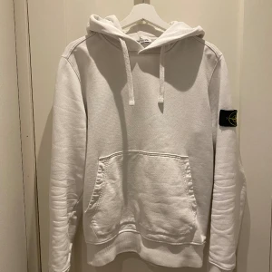 Stone Island Hoodie  - Tja, säljer denna feta Stone Island Hoodie till ett grymt pris. Köptes för 3499kr och säljs för endast 999kr! Skick 8/10! Tveka inte på att höra av er om ni har några frågor elr funderingar!