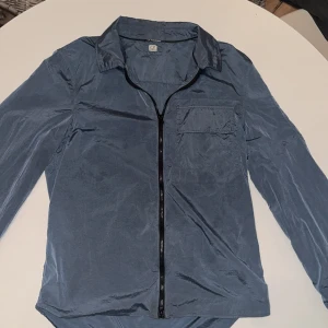 C.P COMPANY OVERSHIRT - En overshirt från C.P COMPANY, perfekt nu till våren. Helt utan defekter. Skick 9/10 eftersom jag använt den under en vår