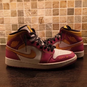 Äkta Jordan 1 - Äkta Jordan 1 PARA MI FAMILIA. Nypris runt 2000kr men säljer för 550 då dem inte kommer till användning. Skick på skorna är 8/10✅ Original box medföljer tyvärr inte 📦 Vid frågor kan du skicka pm så svarar jag så fort jag kan 👍