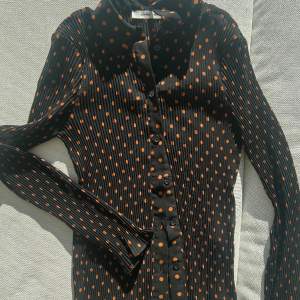 Blus / skjorta samsoe samsoe svart med orangea prickar. Inköpspris: 1399kr 🖤🧡