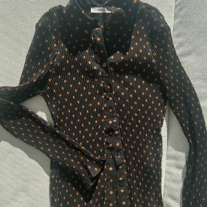 Blus / skjorta samsoe samsoe - Blus / skjorta samsoe samsoe svart med orangea prickar. Inköpspris: 1399kr 🖤🧡
