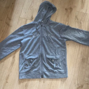 Zipup - Jag säljer min gråa zipup kofta. Den är i bra skick! Har bara bytt stil! 