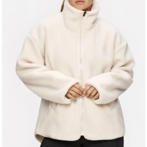 Stronger Teddy jacka  - En jättefin Teddy jacka från stronger. Fint skick, köpte för något år sedan. Nypris 1099:- och säljer för 400kr för jag vill få den såld💕💕 (jag har sytt på en tråd så man kan hänga upp den)