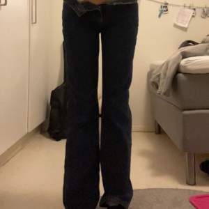 ”Low straight” jeans från bikbok som inte längre passar💞💞 köparen står för frakt🙏