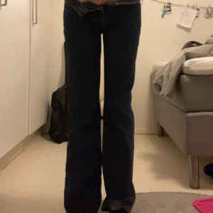 ”low straight jeans” - ”Low straight” jeans från bikbok som inte längre passar💞💞 köparen står för frakt🙏