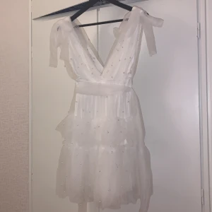 Studentklänning - Helt ny oanvänd studentklänning.   Storlek S. Köpt för 800kr. Skulle säga att det typ är en dupe på Ida Sjöstedt.