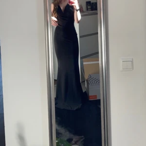 Balklänning  - Svart, Balkläning använd inte en gång i nyskick men blommigt spets mönster.