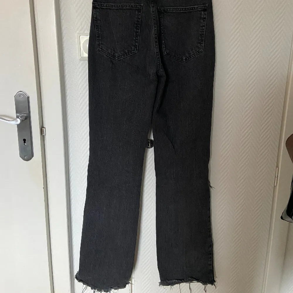 Stretchiga grå/svarta jeans med slitningar och hål . Jeans & Byxor.
