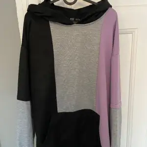 Lila/grå/svart hoodie från shein! Säljer då den inte passar mig, storlek XXL. Tryck ej på köp nu då frakt tillkommer🫶🏻
