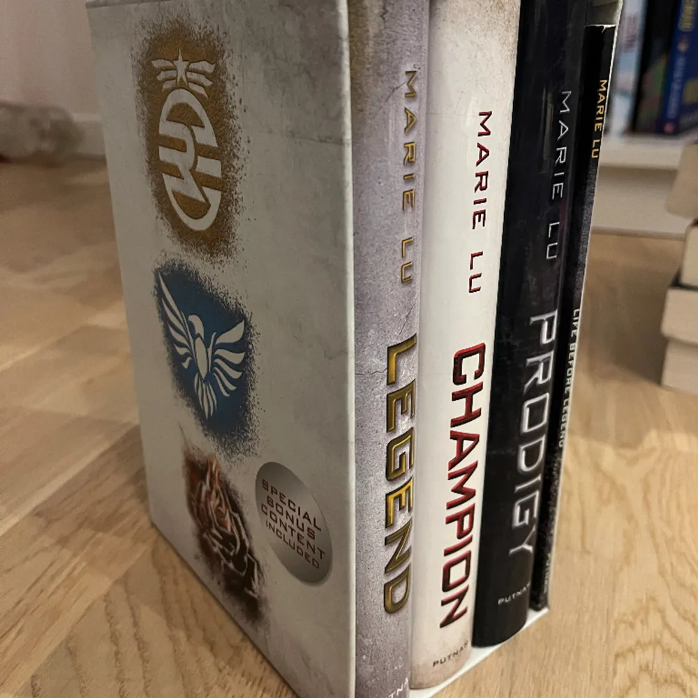 Alla tre böcker från serien Legend. Läst en gång annars helt nya. På engelska. - extra bok ingår + hållaren. Övrigt.