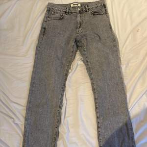 Säljer mina gråa Woodbird jeans. Jeansen är k väldigt bra skick och andvända ett par fåtal gånger. Modellen är doc ash. W30/L32 
