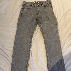 Grå woodbird jeans - Säljer mina gråa Woodbird jeans. Jeansen är k väldigt bra skick och andvända ett par fåtal gånger. Modellen är doc ash. W30/L32 