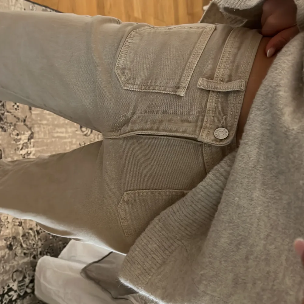 Skir snygga beigea jeans från Mango! perfekt till våren🙌🏽 Stl 38, Ganska för mycket långa på mig som är 1.64 så skulle säga att de passar någon upp mot 1.70🙌🏽 I bra skick🙌🏽🥰. Jeans & Byxor.