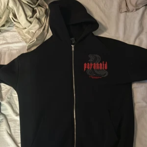 Kofta med tryck - En kofta från new yorker, den är oversized så den passar S/M/L beroende på hur man vill att den sitter. 