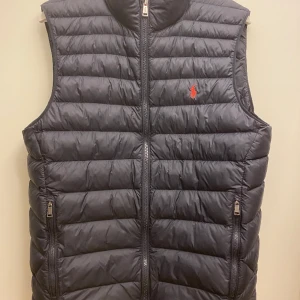 Ralph lauren väst - Riktigt snygg Ralph lauren väst ”the packabel gilet”som är köpt i Stockholm för 3500. Ny skick inga defekter. Kvitto finns . Cond 9,5/10