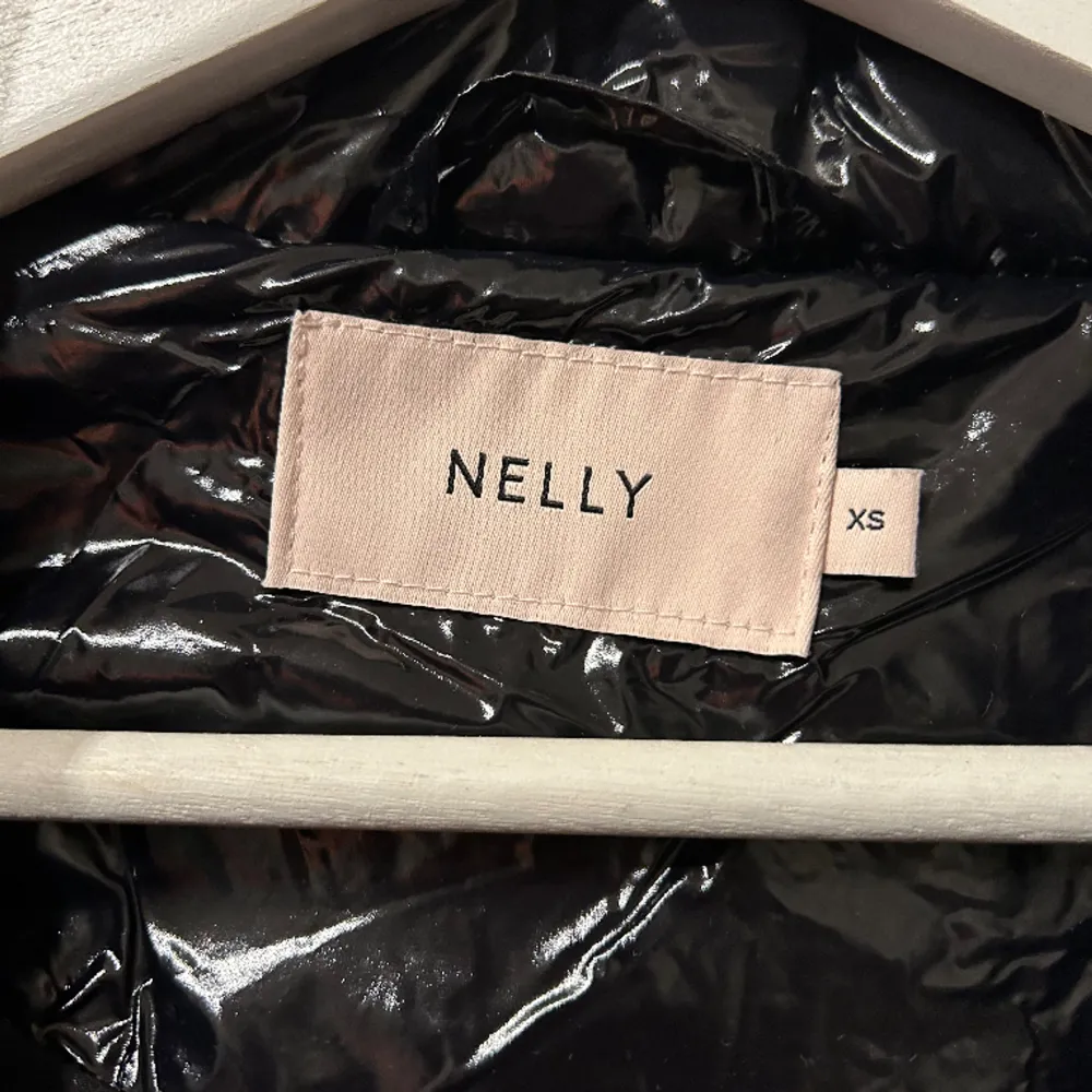 Oanvänd puffer från Nelly svart i storlek XS . Jackor.