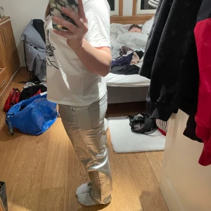 Snygga silver byxor - Söta shimriga byxor från Gina❤️ Säljer då dom inte kommer till användning💕 Öppen för prisförslag och köp nu❤️