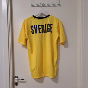 T-shirt  - Passar xxs-m, beroende på hur man vill att den ska sitta 