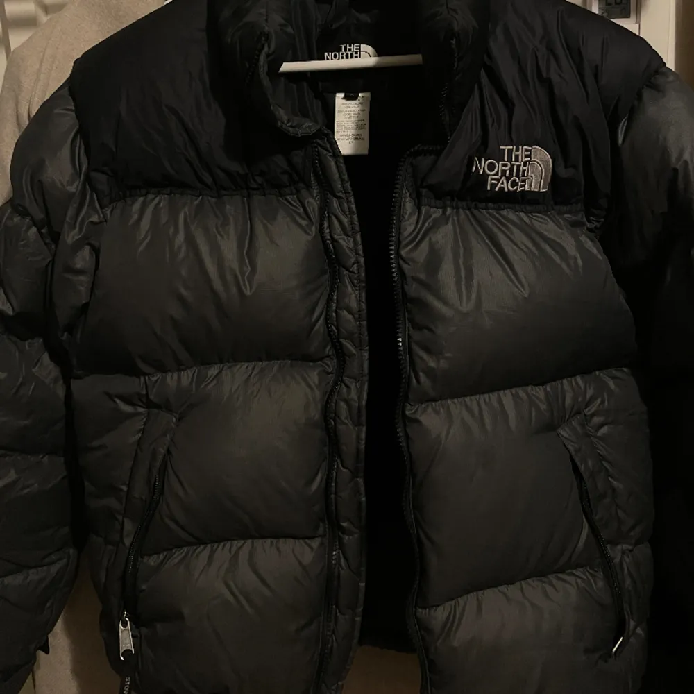 Väldigt snygg north face jacka! Jackan är i fint skick. Storlek S men passar även M. Nypris 2799kr. Kontakta mig för fler bilder m. . Jackor.