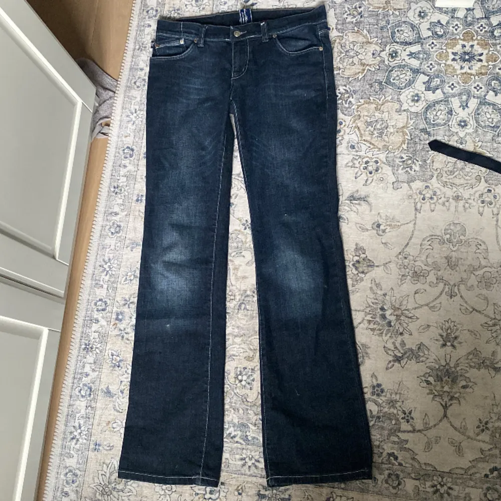  lågmidjade bootcut jeans från victoria beckham innebenslängden är 87 och är långa för mig som är 176 men tycker de sitter perfekt. köpta här på plick men har själv aldrig använt de. super snygga och säljer verkligen bara då de inte används💗 skriv dm. Jeans & Byxor.