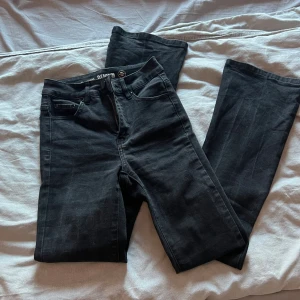 Svarta bootcut jeans  - Svara bootcut jeans från Kappahl💕💕säljes pga för kora för mig som är 1,63 cm💕