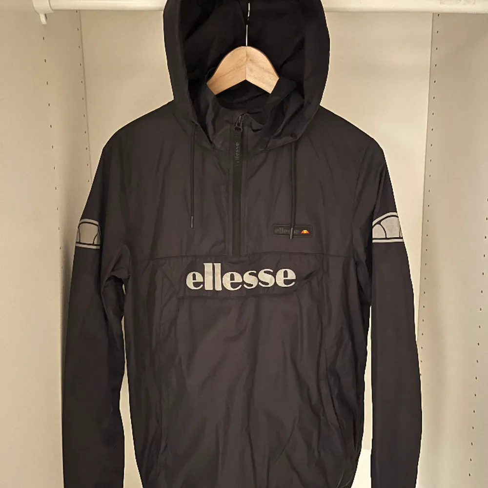 Ellesse jacka som är ganska tunn så räknas nog som vindjacka eller regnjacka, det står storlek M men skulle säga att den passar S-M, bra skick 7/10.. Jackor.