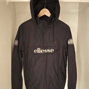 Ellesse jacka - Ellesse jacka som är ganska tunn så räknas nog som vindjacka eller regnjacka, det står storlek M men skulle säga att den passar S-M, bra skick 7/10.