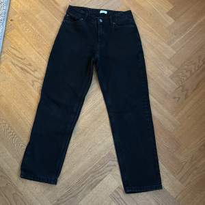 Säljer ett par svarta Grunt jeans för att de är för små. Använda en gång. Nypris 650kr Jag säljer de för 75 Storlek 27
