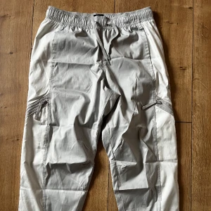 Nike Air byxor L - Som nya, mannen använde de 2 ggr. Nike air, relaxed fit, lätta. 