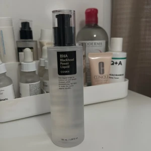 COSRX BHA Blackhead Power Liquid - Denna vätskepeeling främjar klar hud genom BHA som löser upp igentäppta porer,exfolierar döda hudceller, ger naturlig glöd och lyster samt minskar akne och pormaskar. Jag kan ej använda det pga. det är ej kompatibelt med retinolbehandling som jag har