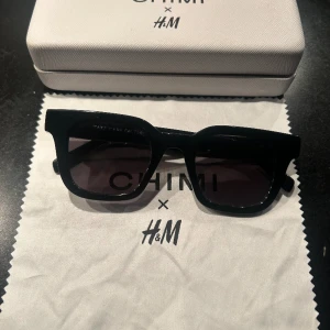Chimi x Hm 04, svart - Tja säljer ett par Chimi 04 i färgen svart. Chimi x Hm. Cond- 8/10 Nypris 100€ mitt pris 349kr Box och putsduk medföljer. Bara att höra av sig vid eventuella funderingar/ pris kan diskuteras!