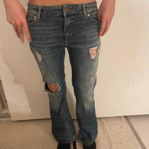 Hej säljer dessa super snygga jeans som tyvär är för stora för mig som jag  köpte på Vinted, bilden är lånad från köparen där men skriv om ni vill ha fler bilder!