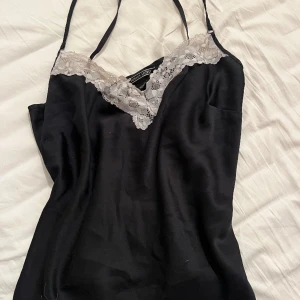 Victoria Secret linne - Spets linne från Victoria Secret, köpt tidigare på sellpy men fortfarande bra kvalite.