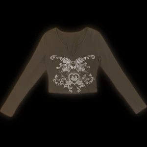 Croppad långärmad  - Bra skick. Något grönare i verkligheten än på bild. Kan skicka fler bilder. Översta delen av printen glittrar. Skriv gärna vid frågor:)