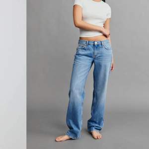 Straight low jeans i ljusblått. (Säljer då de är för korta för mig som är 177cm, därav knappt använda - fint skick).