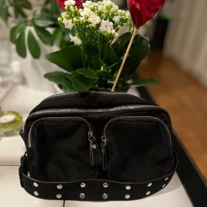 Svart axelremsväska  - Säljer denna väska för 60 kr 