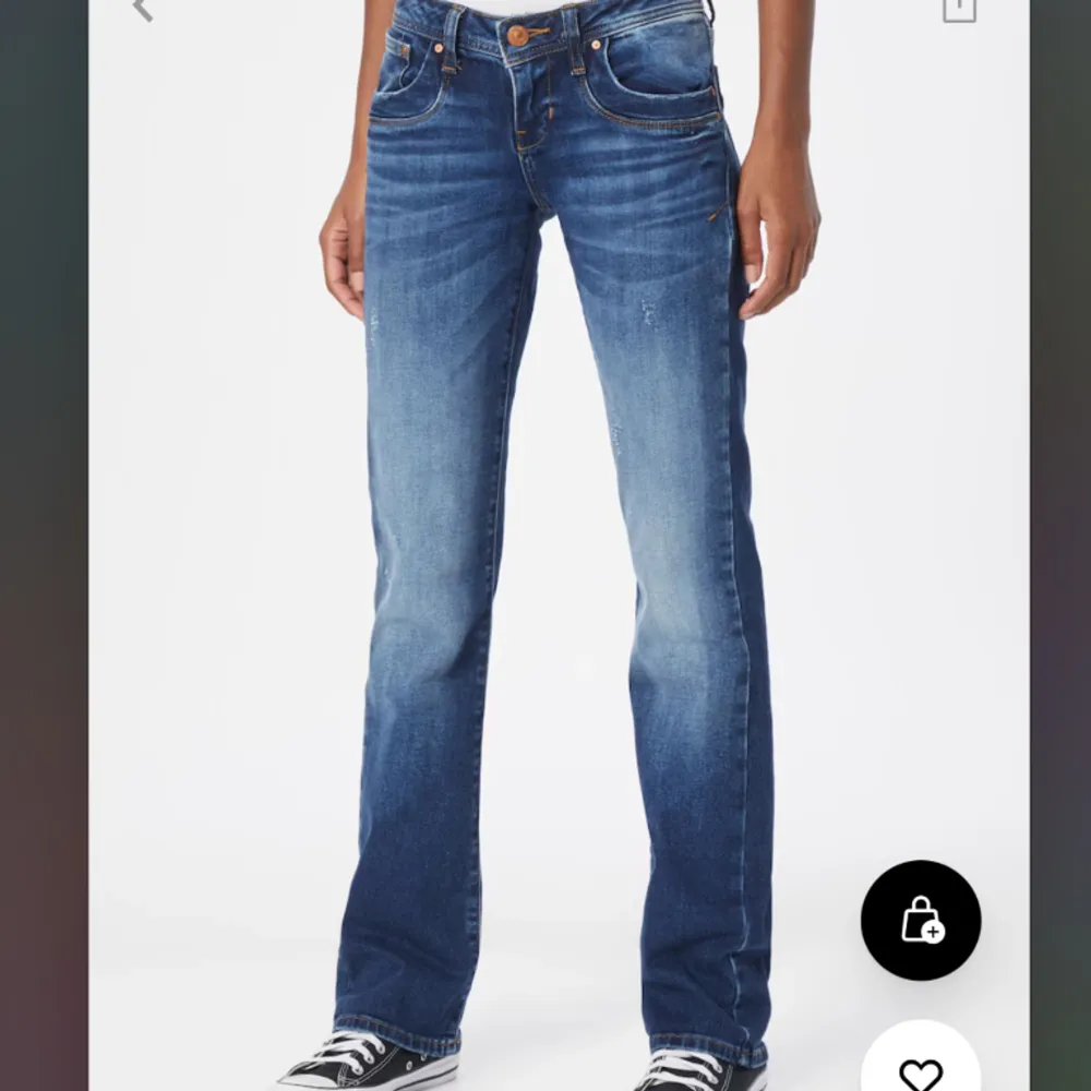 Superfina slutsålda lågmidjade ltb jeans valerie  i mörkblått🩷 De är i bra skick och utan defekter✅ Passar mig som är runt 164cm, skriv för mer mått. Jeans & Byxor.