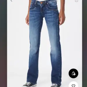 Superfina slutsålda lågmidjade ltb jeans valerie  i mörkblått🩷 De är i bra skick och utan defekter✅ Passar mig som är runt 164cm, skriv för mer mått