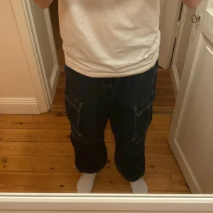 Cargo jeans - Schyssta cargo jeans i bra skick, säg bara till om ni vill har mer bilder, köpta för 700, tvättar innan frakt.