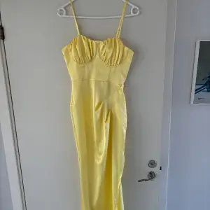 Säljer min gula balklänning, använd 1 gång så är i jättebra skick. Jag är 170 lång och den är perfekt länge precis vid tårna även om jag har klack.