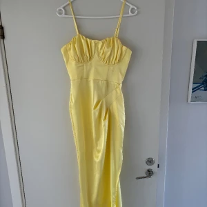 Balklänning gul - Säljer min gula balklänning, använd 1 gång så är i jättebra skick. Jag är 170 lång och den är perfekt länge precis vid tårna även om jag har klack.