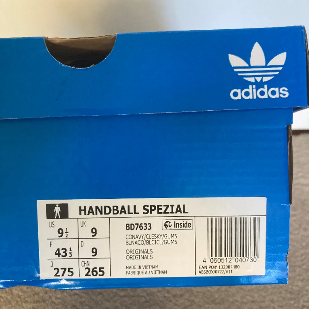 Helt nya Adidas Handball Spezial skor. De är i den mörk- och ljusblåa färgen och är gjorda i suede. Storleken är 43 och 1/3. Jag säljer de på grund av att jag köpte fel storlek. Inköpta från Jdsports.. Skor.